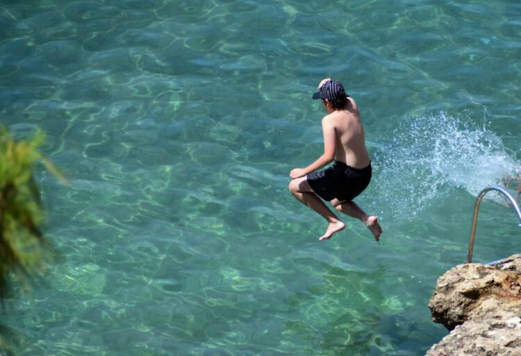 Μέρα για βουτιές και η σημερινή. Εικόνα από την παραλία της Αρβανιτιάς (φωτ.: Βασίλης Παπαδόπουλος/ EUROKINISSI)