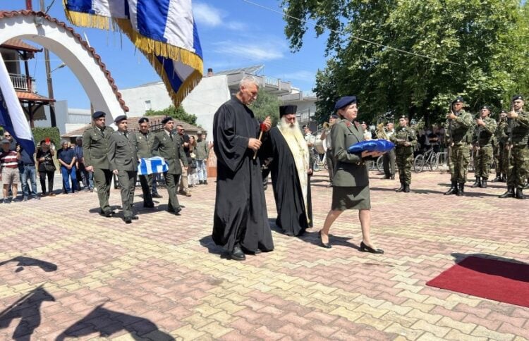 Στρατιωτικές τιμές στην κηδεία του Κωνσταντίνου Τσιτιρίδη (φωτ.: ΑΠΕ-ΜΠΕ)