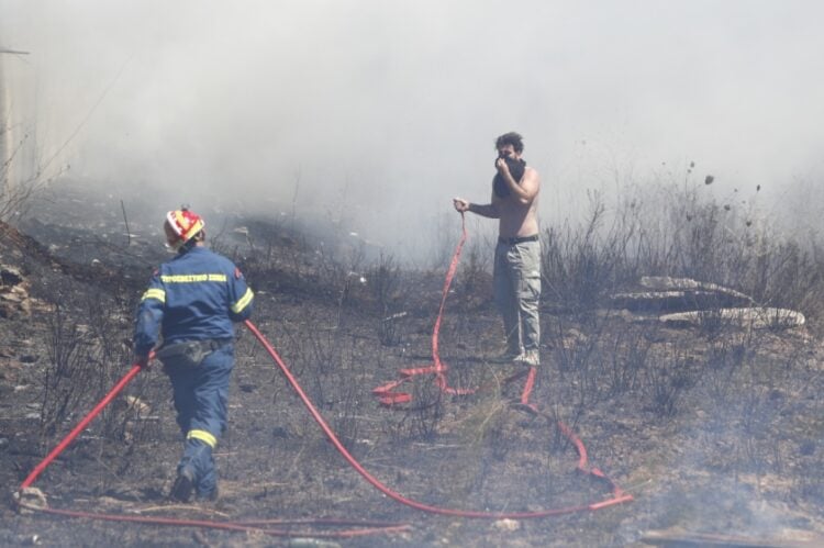 Πυρκαγιά στην λεωφόρο Βάρης - Κορωπίου, Τετάρτη 19 Ιουνίου 2024. (Φωτ.: Eurokinissi/Σωτήρης Δημητρόπουλος)