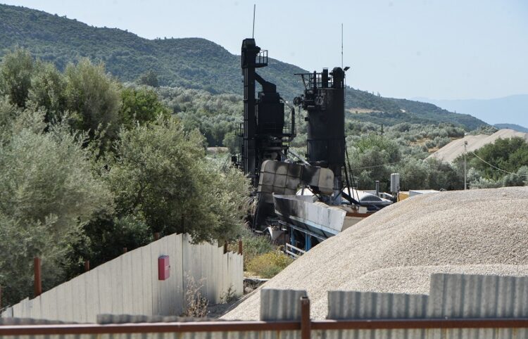 Το εργοτάξιο πίσσας στη Λεπενού Αιτωλοακαρνανίας, μετά την έκρηξη (φωτ.: EUROKINISSI / Νίκη Μπερερή)