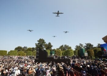 Αμερικανικά αεροσκάφη πραγματοποιούν επίδειξη στο πλαίσιο των εκδηλώσεων για την 80η επέτειο από την απόβαση στη Νορμανδία (φωτ.: EPA/Andre Pain)