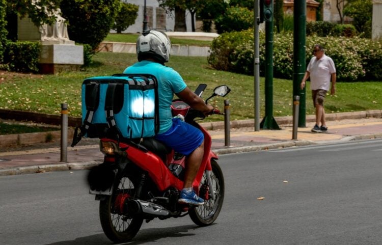 Εργαζόμενος σε εταιρεία delivery στη διάρκεια του καλοκαιριού (φωτ.: EUROKINISSI/Τατιάνα Μπόλαρη)