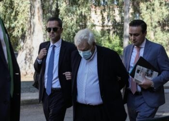 Ο Δημήτρης Κουτσολιούτσος συνοδεύεται στο δικαστήριο (φωτ.: EUROKINISSI/Στέλιος Μισίνας)