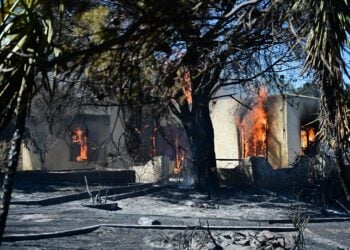 Σπίτι που καίγεται  στην Πλάκα Κερατέας (φωτ.: EUROKINISSI / Κώστας Τζούμας)