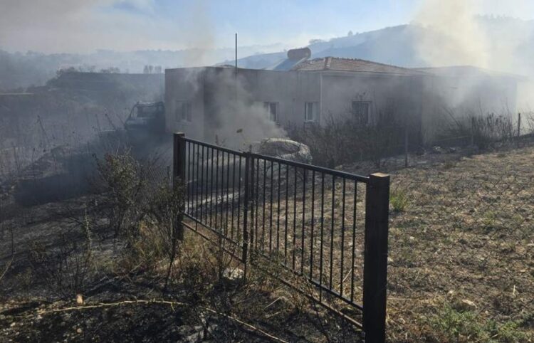 Σπίτι που παραδόθηκε στις φλόγες, στην περιοχή της Πάφου (φωτ.: alphanews.live)