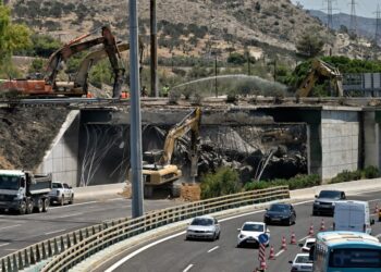 Στιγμιότυπο από τις εργασίες στην γέφυρα που υπέστη εκτεταμένες ζημιές από τη φωτιά στο βυτιοφόρο (φωτ.: EUROKINISSI/Βασίλης Ψωμάς)