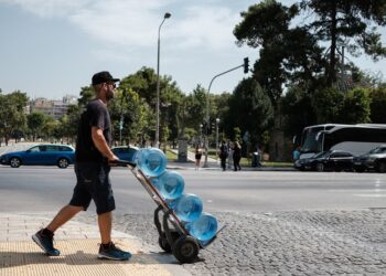 Εργαζόμενος μεταφέρει νερά κατά τη διάρκεια καύσωνα στη Θεσσαλονίκη (φωτ.: ΑΠΕ-ΜΠΕ / Αχιλλέας Χήρας)