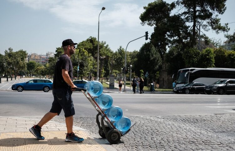 Εργαζόμενος μεταφέρει νερά κατά τη διάρκεια καύσωνα στη Θεσσαλονίκη (φωτ.: ΑΠΕ-ΜΠΕ / Αχιλλέας Χήρας)