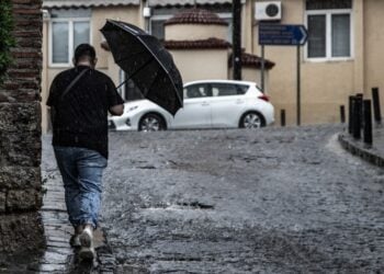 Εικόνα από έντονη βροχόπτωση στα Κάστρα της Θεσσαλονίκης 
(φωτ. αρχείου: Ραφαήλ Γεωργιάδης/ EUROKINISSI)