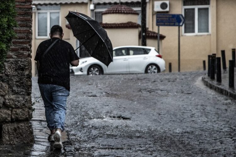 Εικόνα από έντονη βροχόπτωση στα Κάστρα της Θεσσαλονίκης 
(φωτ. αρχείου: Ραφαήλ Γεωργιάδης/ EUROKINISSI)