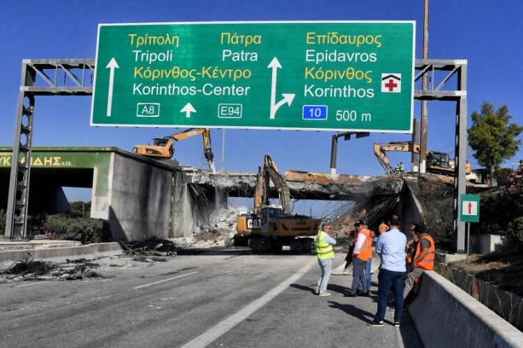 Κατεδάφιση της γέφυρας στο ύψος του Ισθμού της Κορίνθου μετά τις σοβαρές ζημιές που υπέστη από τη φωτιά στο βυτιοφόρο με τα καύσιμα που ανατράπηκε στην περιοχή (φωτ.: Βασίλης Ψωμάς/EUROKINISSI)