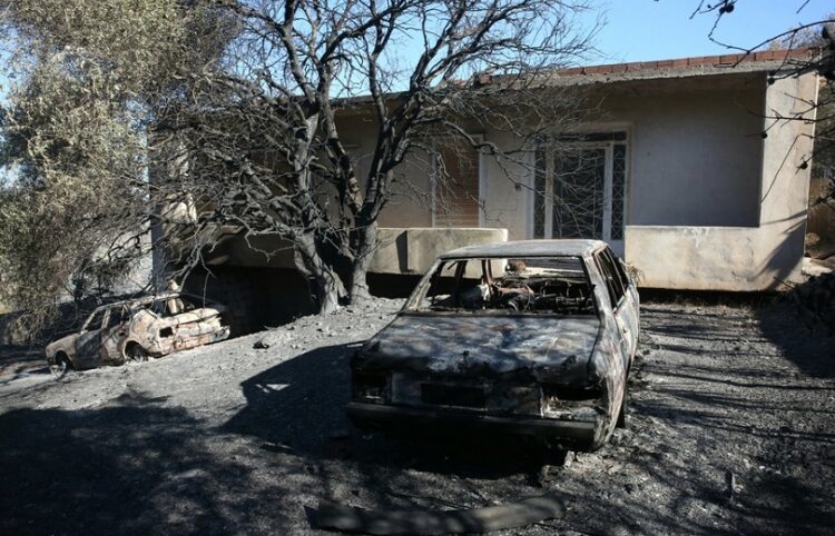 Καμένο σπίτι και καμένα οχήματα στην περιοχή Πλάκα της Κερατέας (φωτ.: ΑΠΕ-ΜΠΕ / Ορέστης Παναγιώτου)