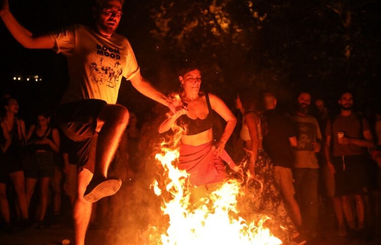 Το έθιμο του Κλήδονα στην Καισαριανή (φωτ.: ΑΠΕ-ΜΠΕ / Γιώργος Βιτσαράς)