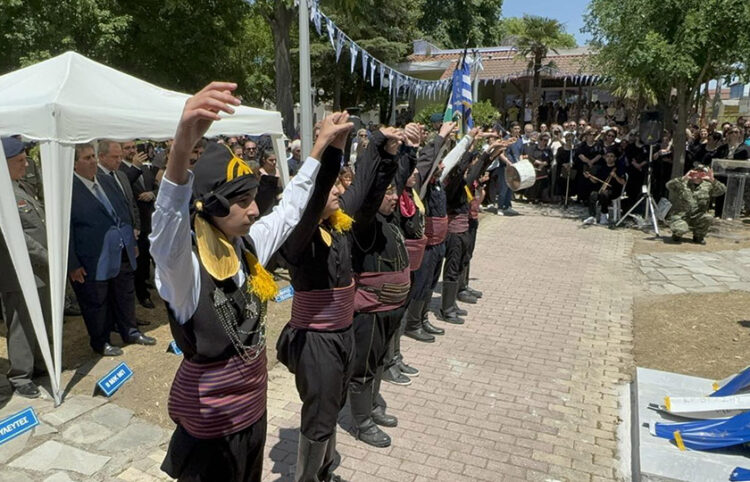 Χορευτές του Συλλόγου Ποντίων Γιαννιτσών μπροστά από το μνημείο για τον Κωνσταντίνο Τσιτιρίδη (φωτ.: Δήμος Πέλλας)