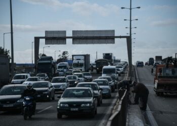 Εργασίες σε στηθαίο επί της λεωφόρου Κηφισού (φωτ. αρχείου: EUROKINISSI/Μιχάλης Καραγιάννης)