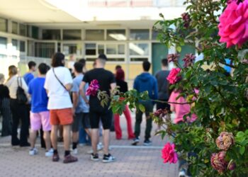 Μαθητές έξω από λύκειο της Αθήνας (φωτ.: EUROKINISSI/Κώστας Τζούμας)