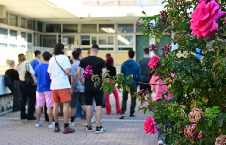 Μαθητές έξω από λύκειο της Αθήνας (φωτ.: EUROKINISSI/Κώστας Τζούμας)