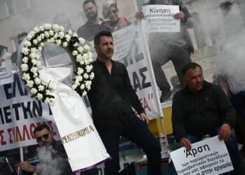 Στεφάνι κηδείας για τη μελισσοκομία στη διάρκεια διαμαρτυρίας μελισσοκόμων στο Σύνταγμα τον περασμένο Φεβρουάριο (φωτ.: EUROKINISSI/Κώστας Τζούμας)