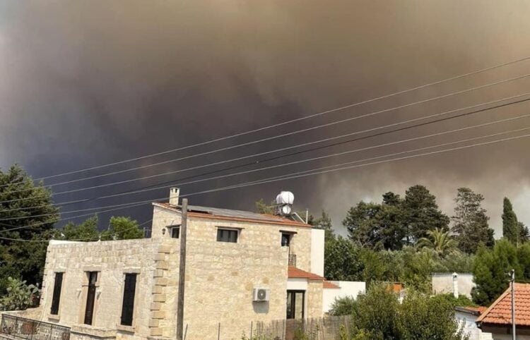 Καπνοί υψώνονται στον ουρανό της Πάφου (φωτ.: AlphaNews.Live)