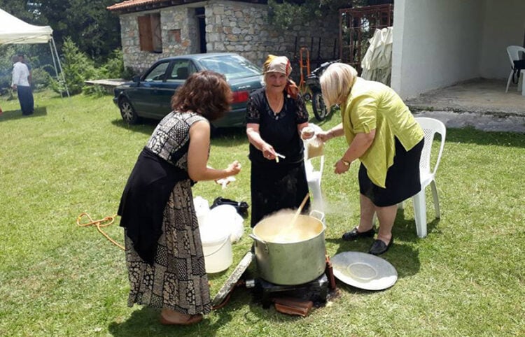 Παρχαρομάνα στον φυσικό της χώρο, το παρχάρι του Αγίου Δημητρίου Κοζάνης (φωτ.: Facebook / Ένωση Ποντίων Ματσούκας)