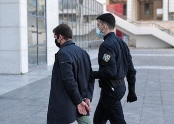 Ο προπονητής ιστιοπλοΐας οδηγείται στο δικαστήριο, Τρίτη 15 Φεβρουαρίου 2022 (φωτ.: EUROKINISSI / Βασίλης Ρεμπάπης)