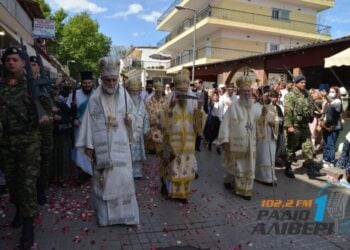 Στιγμιότυπο από τη λιτανεία με τη δεξιά χείρα του οσίου (φωτ.: Ράδιο Αλιβέρι 1)