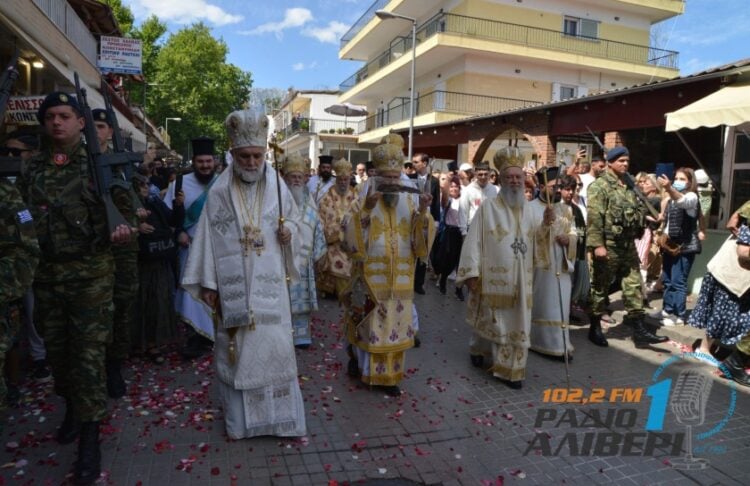 Στιγμιότυπο από τη λιτανεία με τη δεξιά χείρα του οσίου (φωτ.: Ράδιο Αλιβέρι 1)