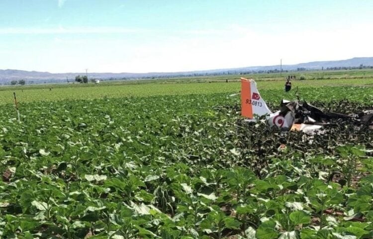 Τα συντρίμμια του στρατιωτικού αεροσκάφους (φωτ.: turkishminute.com)