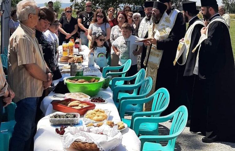 Δευτέρα του Αγίου Πνεύματος στο κοιμητήριο του Θρυλορίου (φωτ.: Facebook / Athina Nakousi)