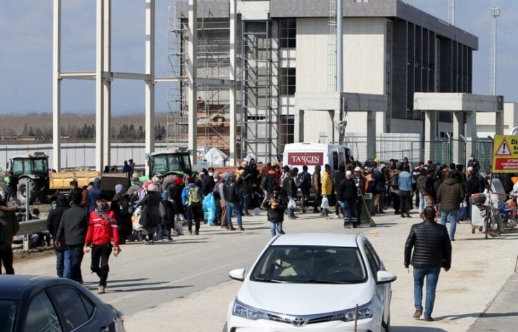 Πλήθος κόσμου στην τουρκική πλευρά του τελωνείου των Κήπων (φωτ. αρχείου: ΑΠΕ-ΜΠΕ/Σταμάτης Καταπόδης)