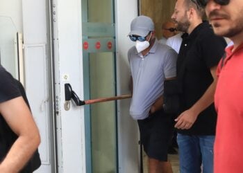 Στα δικαστήρια Πειραιά, στιγμιότυπο από τη μεταγωγή των μελών του πληρώματος της θαλαμηγού «Περσεφόνη» (φωτ.: EUROKINISSI / Γιάννης Παναγόπουλος)