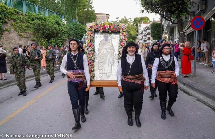 Στιγμιότυπο από την πάνδημη λιτανεία της εικόνας και του λειψάνου του Αποστόλου Παύλου, στη Βέροια (φωτ.: Flickr / ΙΜΒΝΚ / Κοσμάς Καραγιάννης)