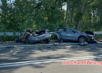 Στα δύο κόπηκε το ΙΧ που προσέκρουσε πάνω σε λεωφορείο έξω από τους Τοξότες Ξάνθης (φωτ.: xanthinews.gr)