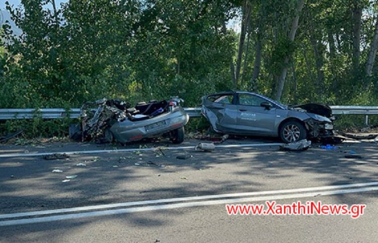 Στα δύο κόπηκε το ΙΧ που προσέκρουσε πάνω σε λεωφορείο έξω από τους Τοξότες Ξάνθης (φωτ.: xanthinews.gr)