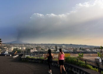 Η Αίτνα στα ...ντουζένια της, όπως την βλέπουν από την Κατάνια (φωτ.: EPA / Orietta Scardino)