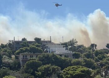 Ελικόπτερο επιχειρεί για την κατάσβεση της φωτιάς στην Κάτω Ποσειδωνία Λαυρίου (πηγή φωτ.: facebook.com/groups/pyrkagianews)