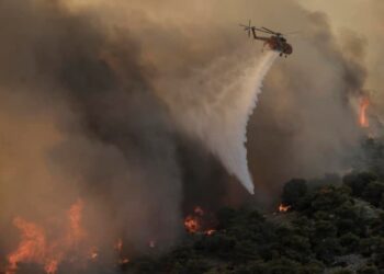 Ελικόπτερο κάνει ρίψη νερού για την κατάσβεση πυρκαγιάς (φωτ. αρχείου: facebook.com/dimosdramas)