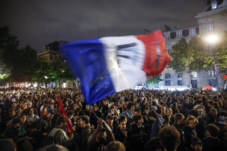 Εικόνα από την Place de la Republique στο Παρίσι, χθες βράδυ, μετά τα πρώτα αποτελέσματα των πρόωρων βουλευτικών εκλογών στη Γαλλία (φωτ.: EPA/YOAN VALAT)