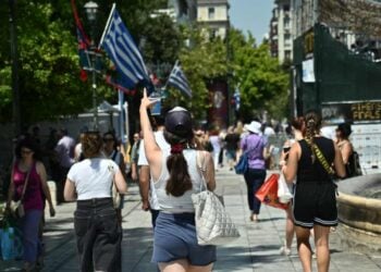 Στιγμιότυπο από το κέντρο της Αθήνας που «ψήνεται» εδώ και μέρες (φωτ.: Κώστας Τζούμας/ EUROKINISSI)