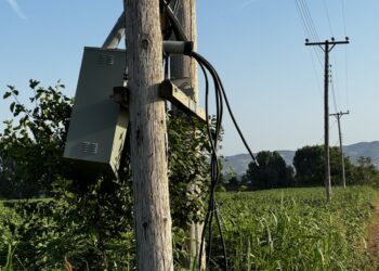 Το «κουφάρι» μετασχηματιστή του ΔΕΔΔΗΕ που εκλάπη στην περιοχή του Λαγκαδά (φωτ.: ΑΠΕ-ΜΠΕ)