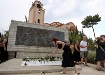 Λίγα λουλούδια στο Μνημείο των Θυμάτων στο Νέο Βουτζά (φωτ.: EUROKINISSI/Θανάσης Δημόπουλος)