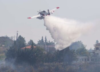 Πυροσβεστικό υδροπλάνο επιχειρεί στην κατάσβεση της πυρκαγιάς που ξέσπασε σε χαμηλή βλάστηση στο Τρίλοφο της Θεσσαλονίκης (φωτ.: ΑΠΕ-ΜΠΕ/ Αχιλλέας Χήρας)