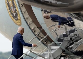 Ο Τζο Μπάιντεν επιβιβάζεται στο Air Force One (φωτ.: EPA / Michael Reynolds / POOL)