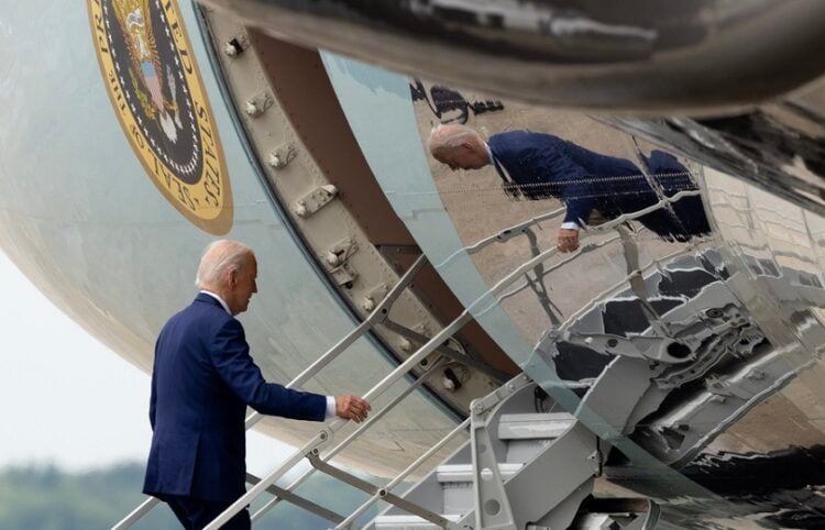 Ο Τζο Μπάιντεν επιβιβάζεται στο Air Force One (φωτ.: EPA / Michael Reynolds / POOL)