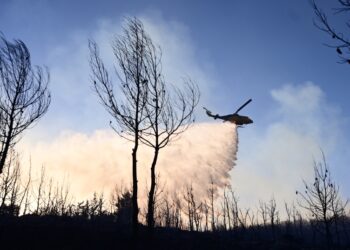 Ελικόπτερο κάνει ρίψεις νερού σε δασική πυρκαγιά (φωτ.: EUROKINISSI / Μιχάλης Καραγιάννης)