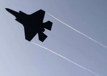 Ισραηλινό F-35 διακρίνεται στον ουρανό του Ισραήλ τον περασμένο Απρίλιο (φωτ.: EPA/Abir Sultan)