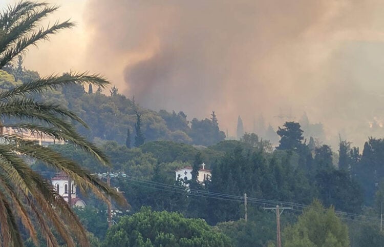 Πυκνός καπνός από τη φωτιά στο Γηροκομειό Πάτρας (φωτ.: thebest.gr)