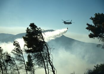 Ελικόπτερο κάνει ρίψεις νερού σε φλεγόμενη περιοχή (φωτ.: EUROKINISSI/Κώστας Τζούμας)