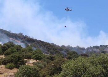 Ελικόπτερο επιχειρεί κατά της πυρκαγιάς στη Λέσβο (φωτ.: glomex)