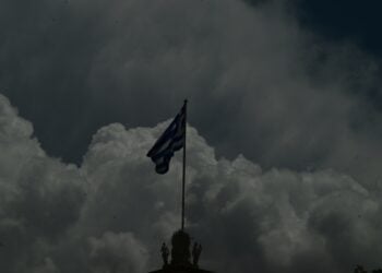 Μαύρα σύννεφα σκέπαζαν το πρωί τον ουρανό της Αθήνας (φωτ.: EUROKINISSI/Τατιάνα Μπόλαρη)